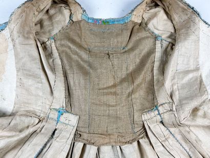 Une robe à la française, manteau et jupe...
