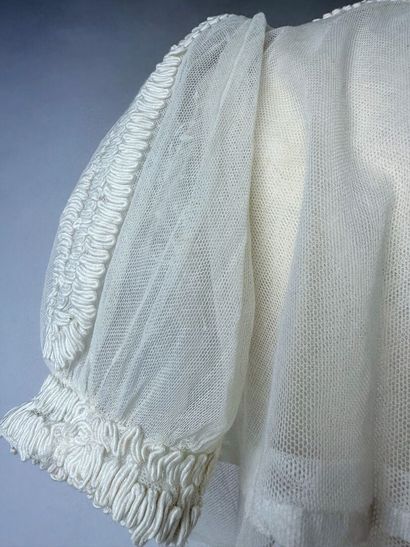 Une robe de baptême et un corsage brassière...
