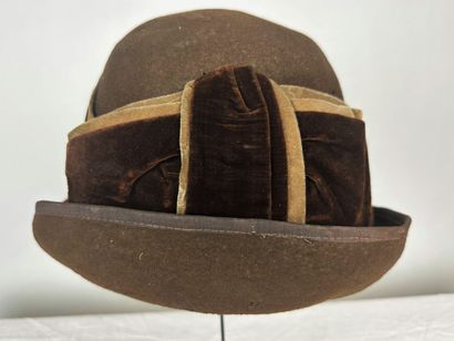 Trois chapeaux de mode pour dame dont une...