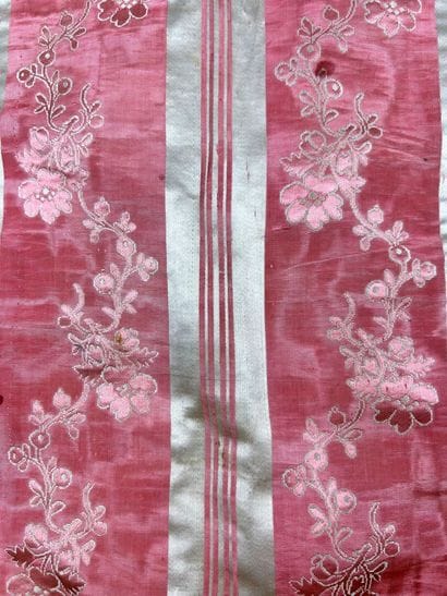 Une chasuble romaine et une châpe pluvial...