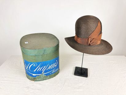 Un chapeau cloche pour dame en paille chataigne...