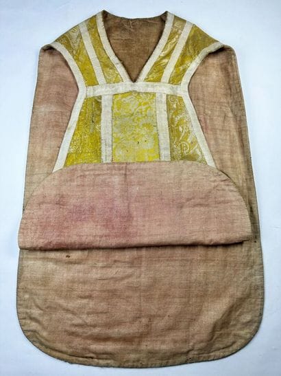 Deux chasubles à la romaine en drap d'or...
