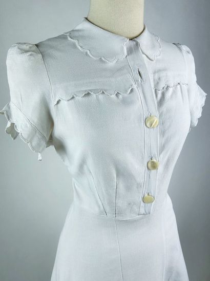 Petite robe en drap de coton blanc pour le...
