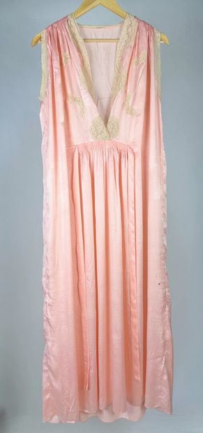Trois robes longues, déshabillés pour le...