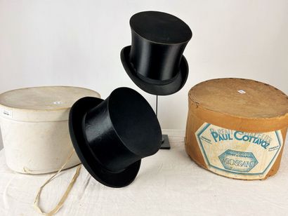 Deux chapeaux claque en satin noir dont un...