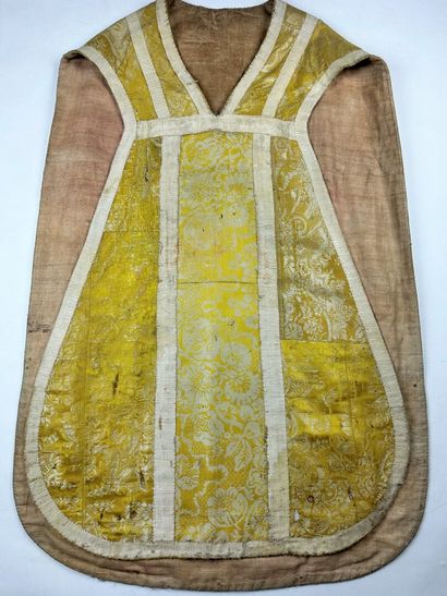 Deux chasubles à la romaine en drap d'or...
