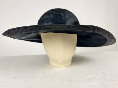 Trois grand chapeaux noir de mode pour dame...