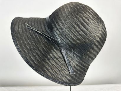 Quatre chapeaux de mode en paille noire pour...