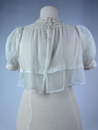 Une robe de baptême et un corsage brassière...