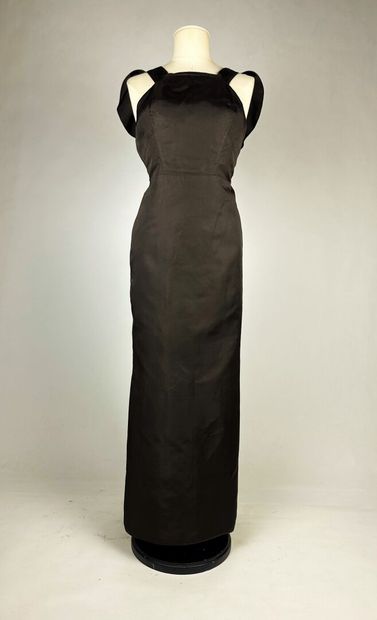Une robe longue d'été pour le soir en taffetas...