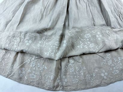 Jupe et blouse en lin écru à broderie blanche,...