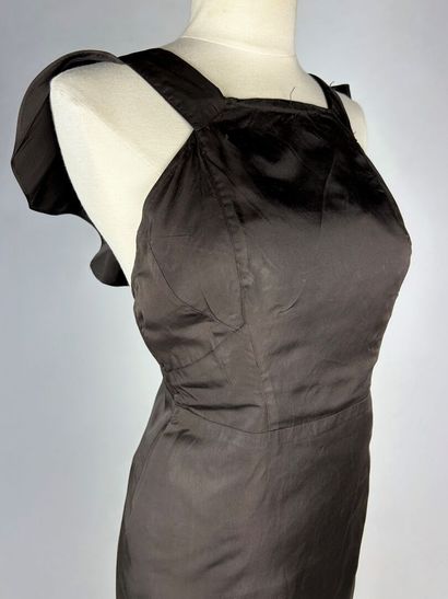 Une robe longue d'été pour le soir en taffetas...