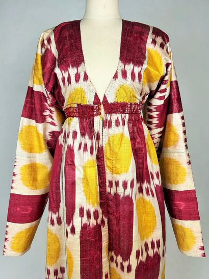 Une robe Chapan en ikat de soie à apprêt...