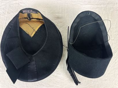 Cinq chapeaux de mode pour dame en feutre...