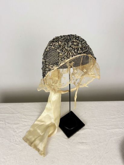Quatre coiffes, bonnets et bibi Circa 1900-1920,...