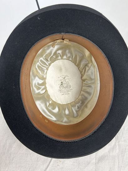 Quatre chapeaux melon en feutre noir, à bords...