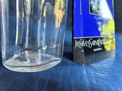 Une plaque en Plexiglass Yves Saint Laurent...