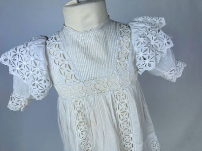 Deux robes de baptême en broderie anglaise...