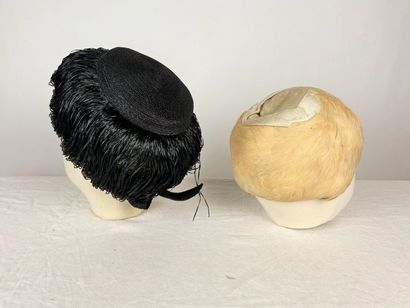 Une collection de quatre précieux bibis en...