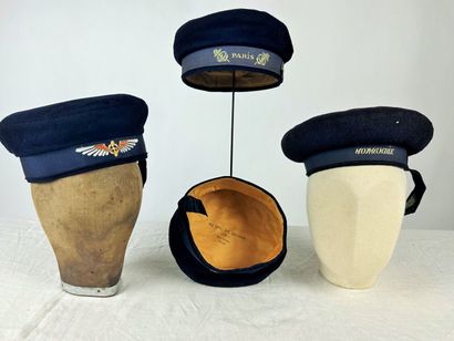 Quatre bérets balnéaires de marin pour la...
