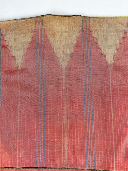 Un kaftan en tapisserie de soie saumon dit...