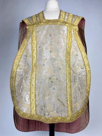 Précieuse chasuble à la romaine en drap d'or...