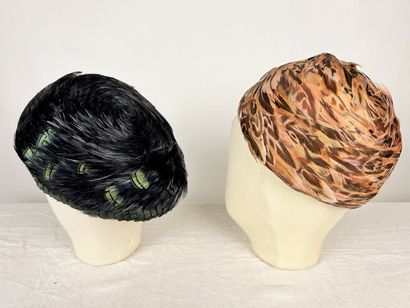 Une collection de cinq bibis en plumes à...
