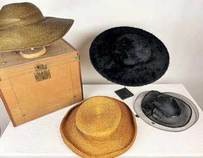 Trois gigantesques chapeaux de mode pour...