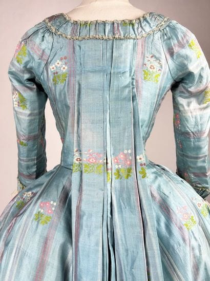 Une robe à la française, manteau et jupe...