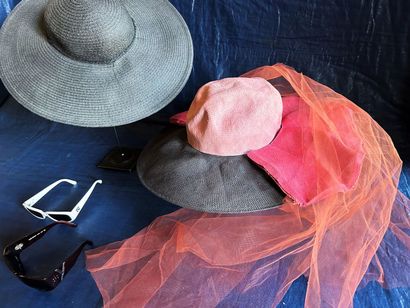 Deux grands chapeaux capeline et deux paires...