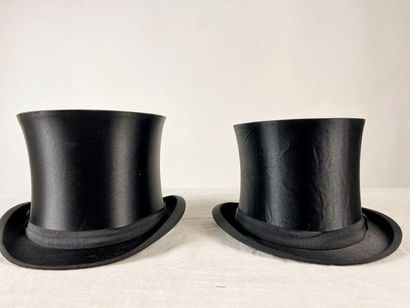 Deux chapeaux claque en satin noir dont un...