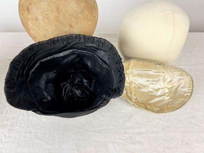 Quatre coiffes, bonnets et bibi Circa 1900-1920,...
