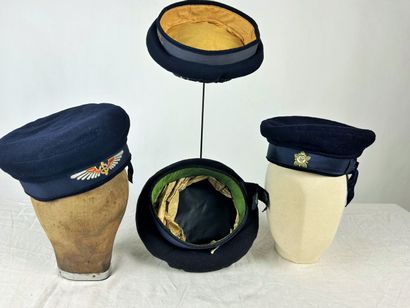 Quatre bérets balnéaires de marin pour la...