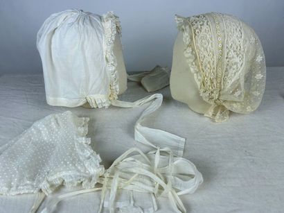 Un ensemble de douze coiffes de jour, charlottes,...