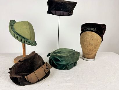 Cinq bibis pour dames à étiquettes de la...