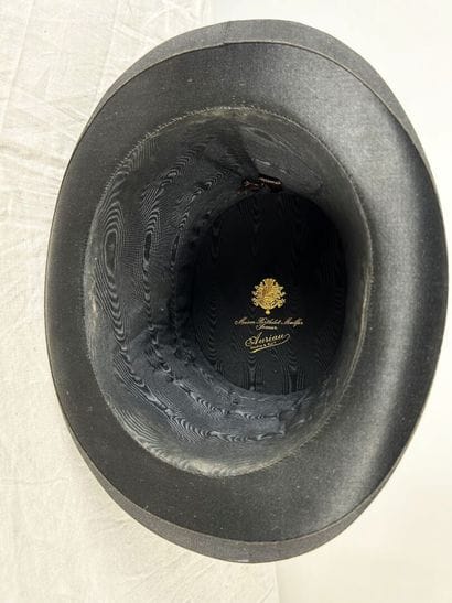 Un chapeau haut de forme taupé noir griffé...