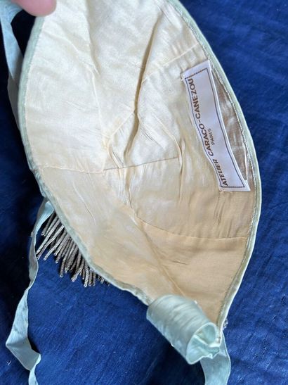 Trois bonnets de cérémonie à clinquants pour...