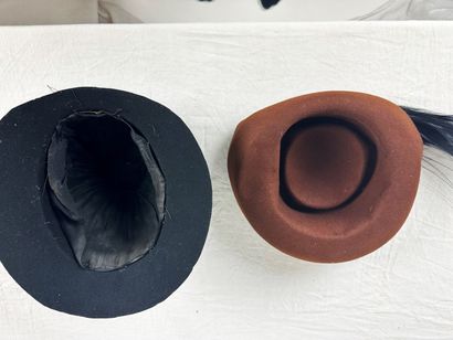 Quatre beaux chapeaux de mode et bibis en...