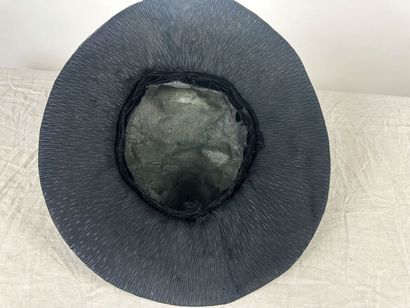 Trois chapeaux et un bibi de mode pour dame...