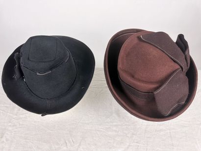 Quatre chapeaux de mode en feutre Circa 1935-1945,...