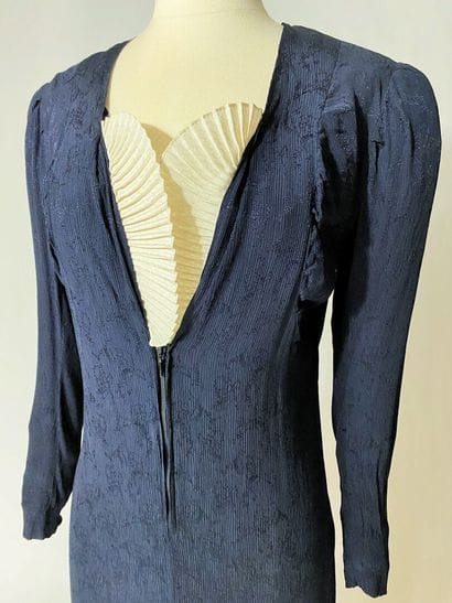 Une robe de cocktail en crêpe façonné Marine...