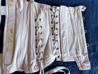 Un étonnant corset orthopédique en coutil...