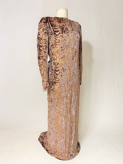 Une robe du soir à traine en velours dévoré...