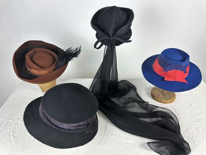 Quatre beaux chapeaux de mode et bibis en...