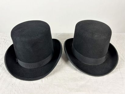 Quatre chapeaux melon en feutre noir, à bords...