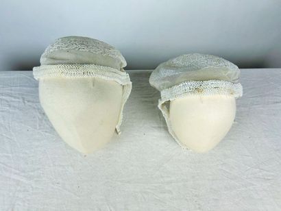 Cinq coiffes de fête en tulle blanc brodé,...