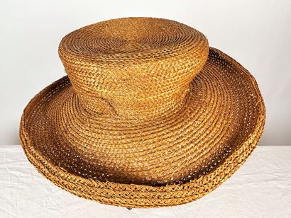 Trois gigantesques chapeaux de mode pour...