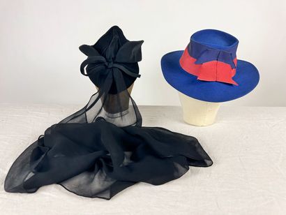 Quatre beaux chapeaux de mode et bibis en...