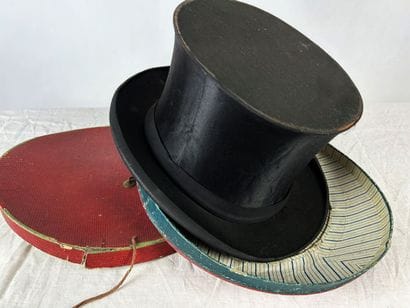 Un chapeau haut de forme taupé noir griffé...