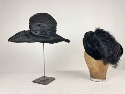 Trois remarquables chapeaux et bibi noirs...